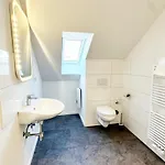 Suite-apartment Zentral In Mit Hohen Decken 아파트