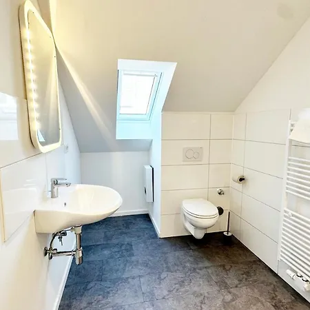 Suite-apartment Zentral In Mit Hohen Decken Apartamento